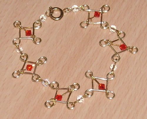 Bracelet doré, perles de cristal Swarovsky rouges et blanches