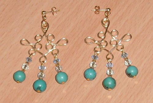Boucles d'oreille en fil de cuivre doré, perles de cristal Swarovsky et turquoises véritables