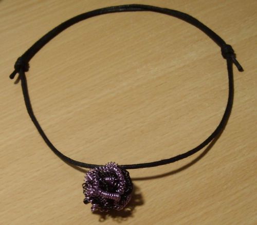 Pendentif en cuivre torsadé noir et violet, tour de cou en coton ciré