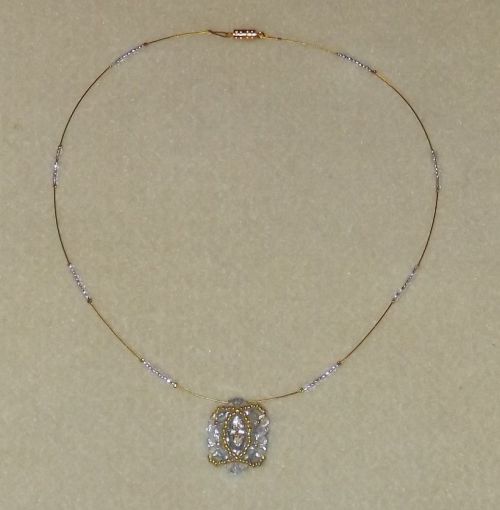 Pendentif en perles de cristal Swarovski blanches, rocailles dorées et tour de cou en fil câblé