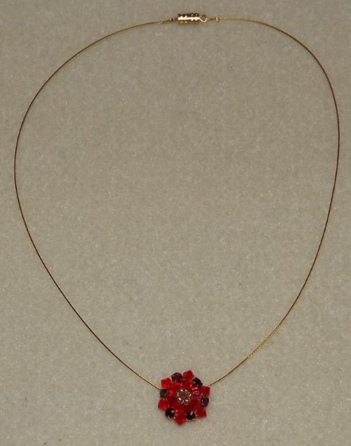Pendentil en perles de cristal Swarovski rouge, strass sertis, et tour de cou en fil câblé