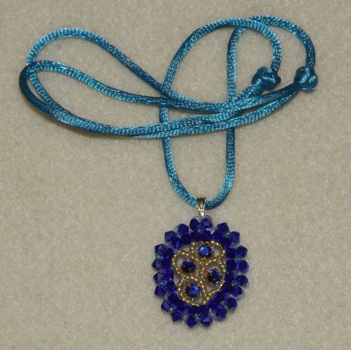 Pendentil en perles de cristal Swarovski bleues, strass sertis, rocailles, et tour de cou en satin