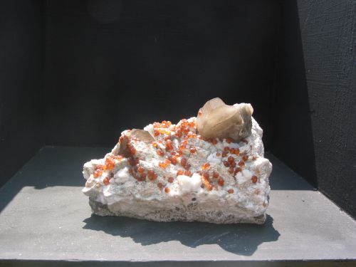 grenat spessartite avec quartz fumé .