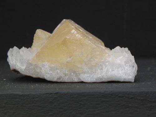 Calcite jaune sur quartz