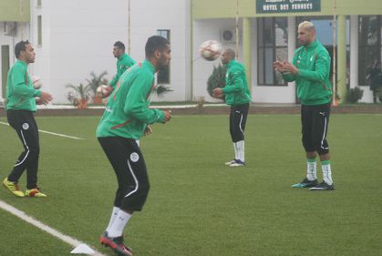 Les joueurs locaux de l’équipe nationale ont effectué lundi en fin d’après midi leur troisième séance d’entrainement sur la pelouse du Centre Technique National de la FAF à Sidi Moussa.