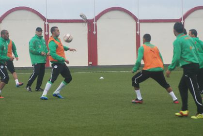 Les joueurs locaux de l’équipe nationale ont effectué lundi en fin d’après midi leur troisième séance d’entrainement sur la pelouse du Centre Technique National de la FAF à Sidi Moussa.