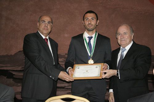 Le président de la FIFA reçoit la médaille 