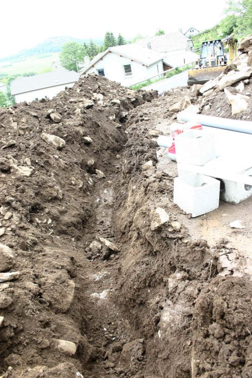 18 Juin 2010 : Dan à ouvert une tranchée pour passer les réseaux hier soir