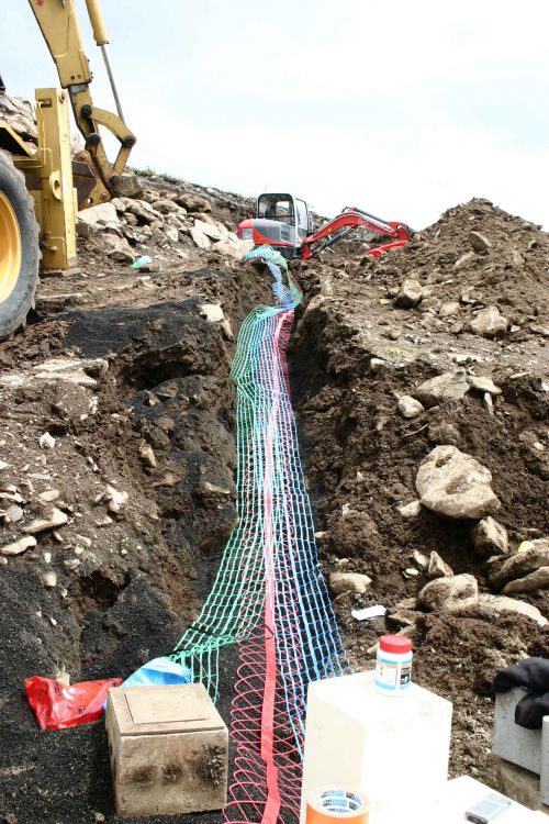 18 Juin : On a tiré des filets de couleur (rouge = éléctricité, bleu = eau, vert = télécom ) pour signaler les réseaux