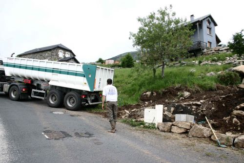 18 Juin 2010 : On nous amène 11t de petites pierres pour stabiliser le chemin d'accès
