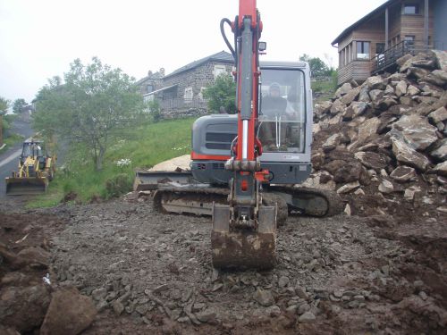 19 Juin 2010 : Dan stabilise améne encore des petites pierres pour stabiliser le chemin