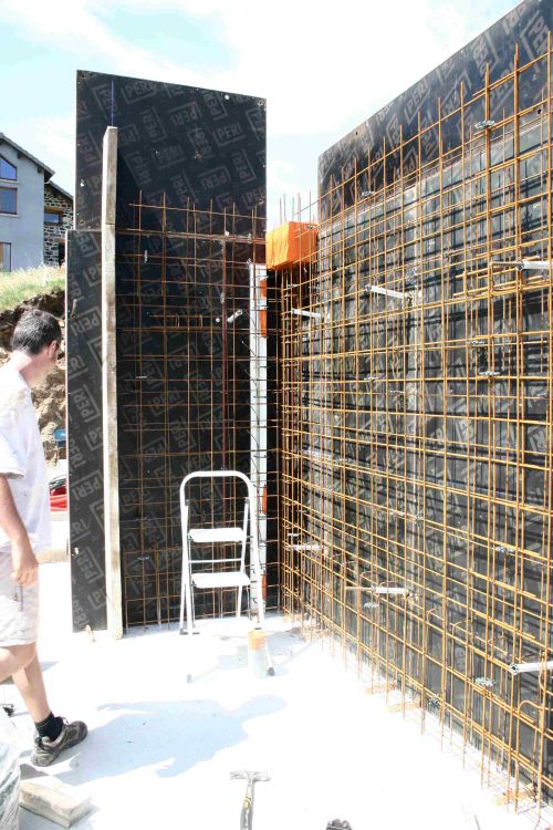 14 Juillet : Les ferrailles des futurs murs banchés