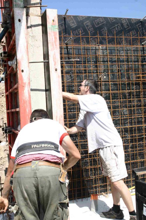 14 Juillet : Yanou nous donne un sacré coup de main!!! On aurait presque pu tout finir les murs s'il était resté 1 jour de plus :))) C'est dommage qu'il devait aller travailler!!! En tout cas un grand merci Yanou!!!