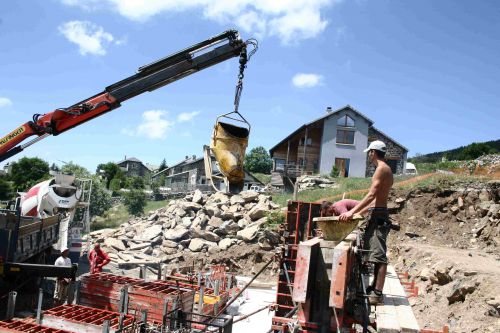 15 Juillet: Le béton arrive dans le godet 