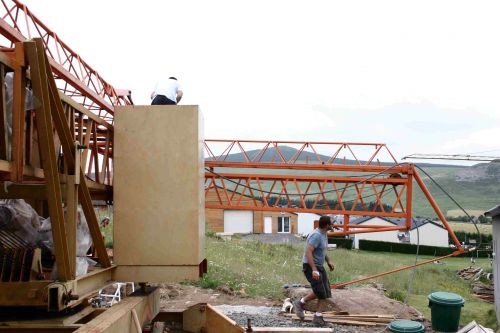Dan déplie la grue avec le vendeur qui est venue nous aider!!!