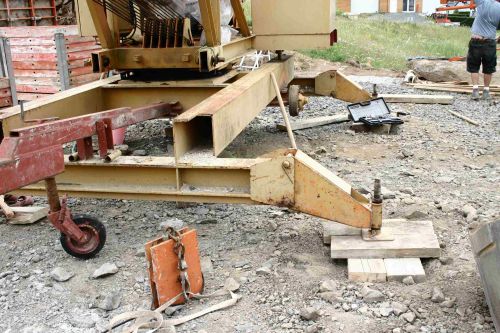 Dan déplie la grue avec le vendeur qui est venue nous aider!!!