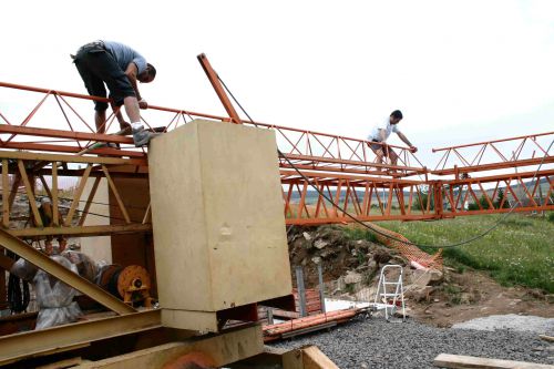 Dan déplie la grue avec le vendeur qui est venue nous aider!!!