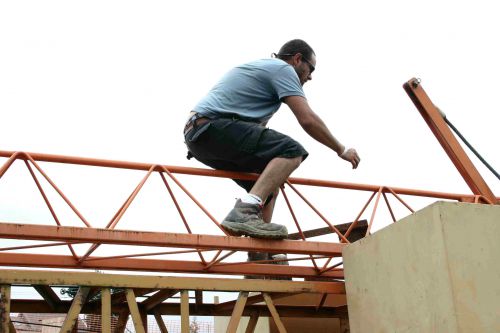 Dan déplie la grue avec le vendeur qui est venue nous aider!!!
