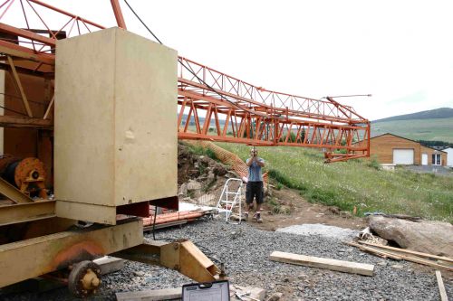 Dan déplie la grue avec le vendeur qui est venue nous aider!!!