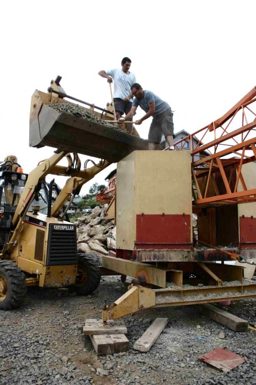 Dan leste la grue : 6.5 tonnes au total de terre pour qu'elle puisse tenir debout et surtout porter 650kg en bout de fléche!!!