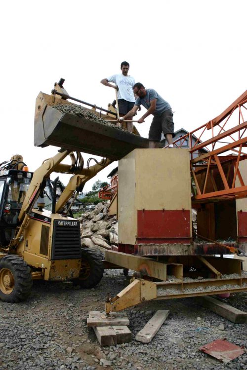 Dan leste la grue : 6.5 tonnes au total de terre pour qu'elle puisse tenir debout et surtout porter 650kg en bout de fléche!!!