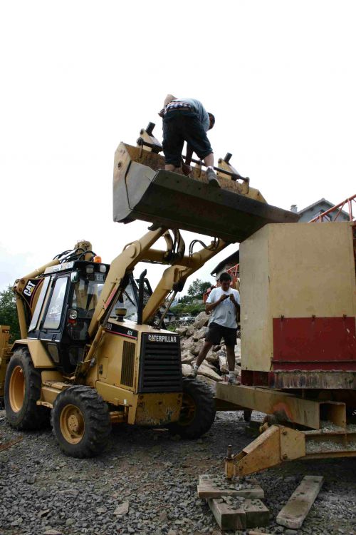 Dan leste la grue : 6.5 tonnes au total de terre pour qu'elle puisse tenir debout et surtout porter 650kg en bout de fléche!!!