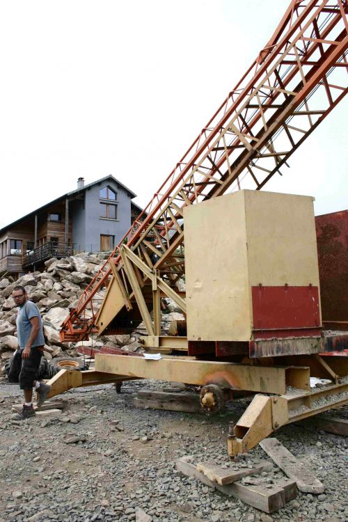 Ca y est la fléche se léve et la grue se met en place !!!