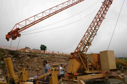 Ca y est la fléche se léve et la grue se met en place !!!