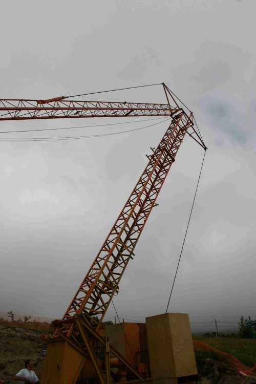 Ca y est la fléche se léve et la grue se met en place !!!