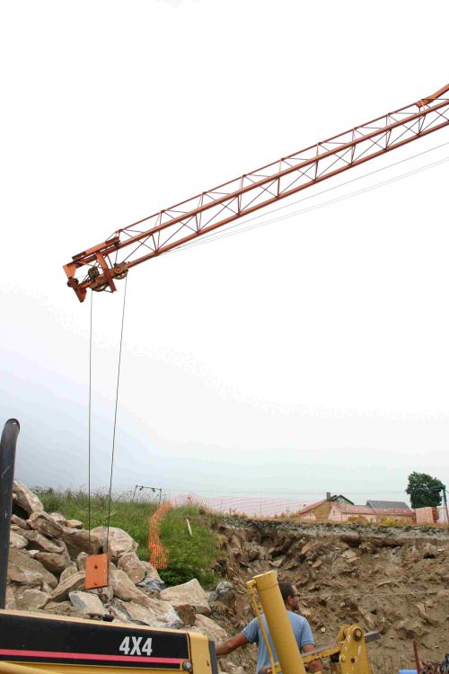 Ca y est la fléche se léve et la grue se met en place !!!