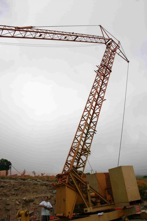 Ca y est la fléche se léve et la grue se met en place !!!
