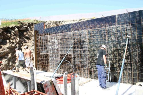 19 Juillet : Début des ferraillages pour le mur du fond