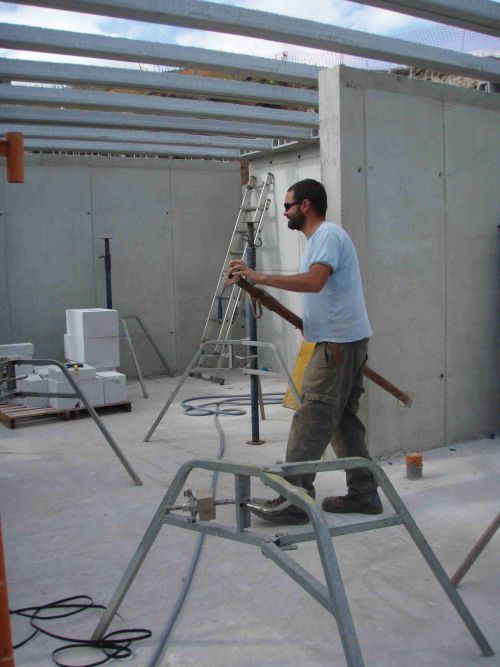 13 Août 2010: Dan a posé les jours précédents, les poutrelles (poutres de béton armées) qui tiendront les ourdis.