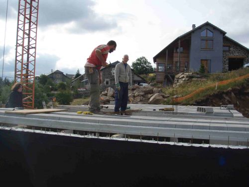 14 Août 2010 : On commence à mettre de la férraille sur le petit morceaux de dalle pleine.