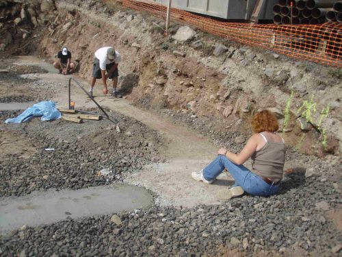 4 Septembre: Fab & Fab sont venus nous voir. Fab² tiennent le fil de poudre bleu et Dan fait claquer le fil pour l'imprimer sur le béton.