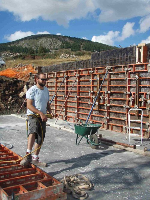 12 Septembre: Mon homme devant son oeuvre!!! au pied de la montagne, je trouve cela trés poétique!! grrrrrrrrrrrr