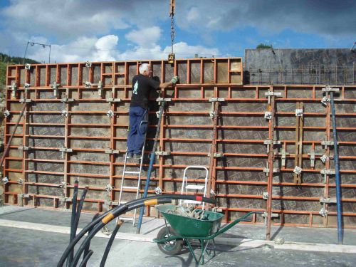 12 Septembre: Dan pose la banche avec la grue et Yves la cale sur les autres.