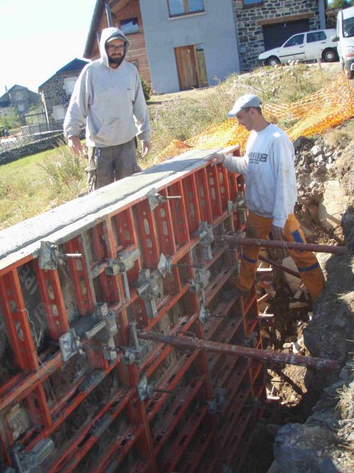 13 Septembre: The WALLLLLL est coulé, mais j'ai pas pu predre de photos étant arrivé trop tard, car Sybile faisait la sieste pitchounette!!! Mais vous pouvez voir le béton à hauteur des banches!!!