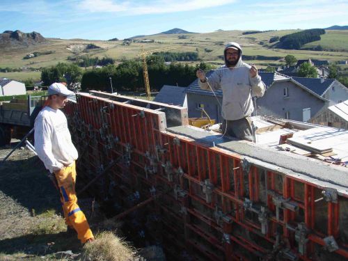 13 Septembre: The WALLLLLL est coulé, mais j'ai pas pu predre de photos étant arrivé trop tard, car Sybile faisait la sieste pitchounette!!! Mais vous pouvez voir le béton à hauteur des banches!!! 
