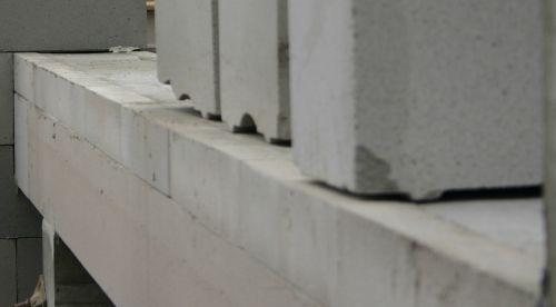 12 Novembre: Voilà à quoi ressemble la ceinture de la maison (6.5 cm de Sypo + 23.5 cm de béton et férrailles + 6.5 cm de Syporex) 