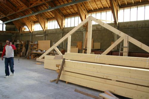 Cette photo est la première de notre charpente que nous avons découvert le 11 Mars, cela a mis un coup de pression à mon homme qui a été plus motivé que jamais à recommencer les travaux!!!