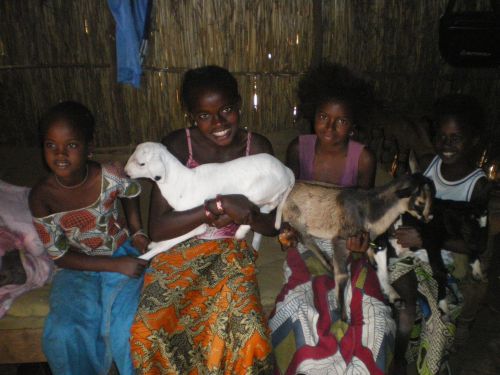 Enfant Peulh dans une case en brousse - Photo de FRED