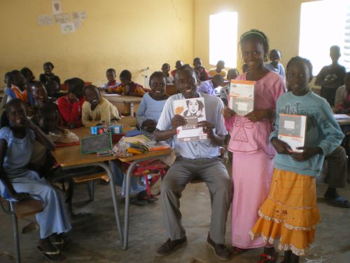 Remise de fournitures scolaires dans la classe de Mr THIAM le 11 Avril 2011 - Photo de FRED