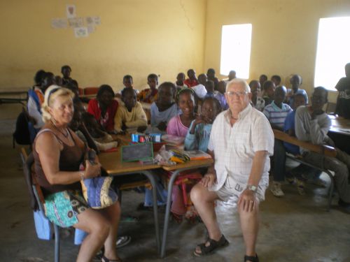 Remise de fournitures scolaires dans la classe de Mr THIAM le 11 Avril 2011 - Photo de FRED