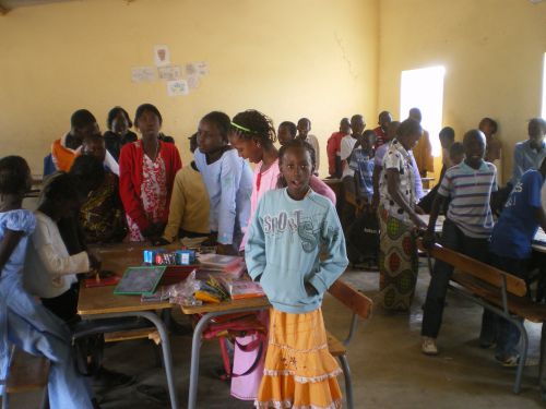 Remise de fournitures scolaires dans la classe de Mr THIAM le 11 Avril 2011 - Photo de FRED