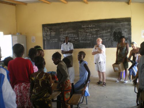 Remise de fournitures scolaires dans la classe de Mr THIAM le 11 Avril 2011 - Photo de FRED