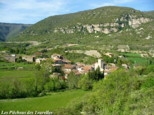 Lauroux : un magnifique petit village niché au pied du plateau du Larzac
