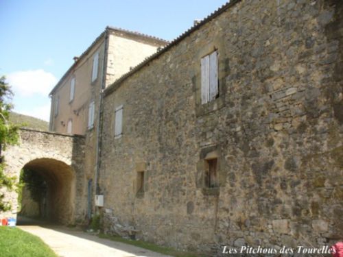 La chèvrerie, à l'étage une petite grange et la partie au dessus du porche appartenant à la propriétaire des lieux - côté nord