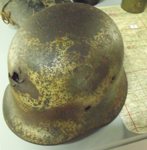 le casque nettoyé et exposé au Mémorial de Montormel