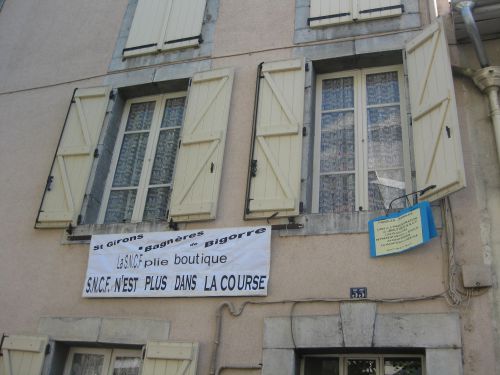 St Girons ; au départ du Tour de France juste sous nos fenêtres, nous protestons contre la fermeture de la boutique SNCF